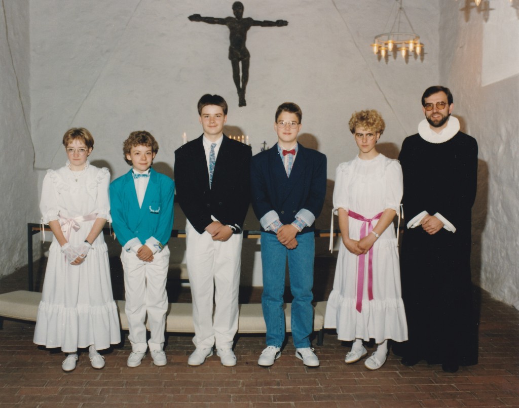 Konfirmation i Vind kirke, 1991: Fra venstre: Dorit Jakobsen, Ryan Hansen, Allan Nordentoft Andersen, Jan Damgaard og Lene Hansen samt sognepræst Morten Mouritzen.