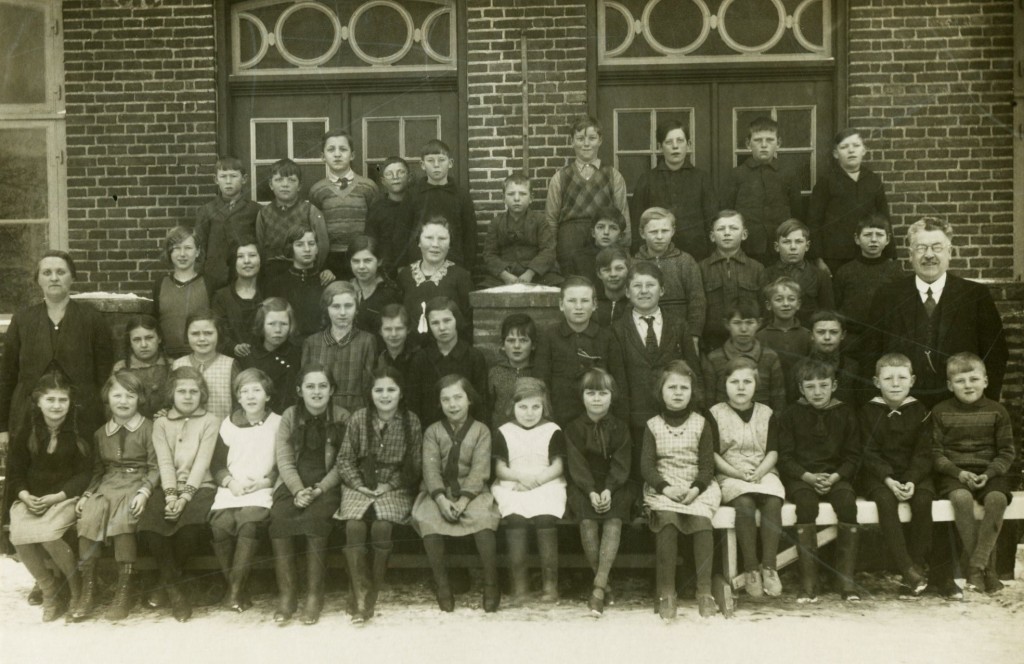 Gruppebillede fra Ladby Gl. Skole i 1935 –førstelærer Svalmstrup ses yderst til højre. Fotografi stillet til rådighed af NæstvedArkiverne (naestvedarkiverne.dk)