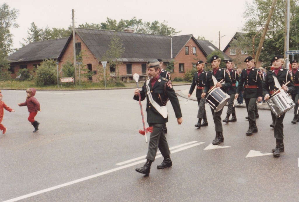 Holstebro Dragonregiments Tamburkorps marcherer og musicerer.