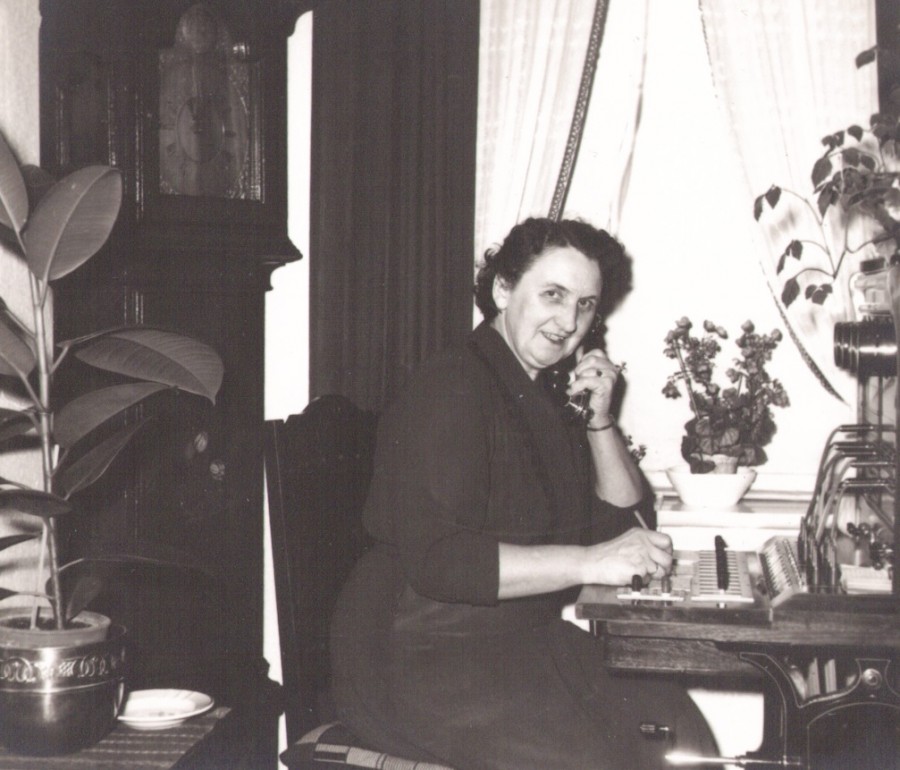 Inger Marie 'Mitte' Halkjær (f. Jensen, 1901-1988) fotograferet ved omstillingsbordet på Vind telefoncentral. Årstal ukendt.