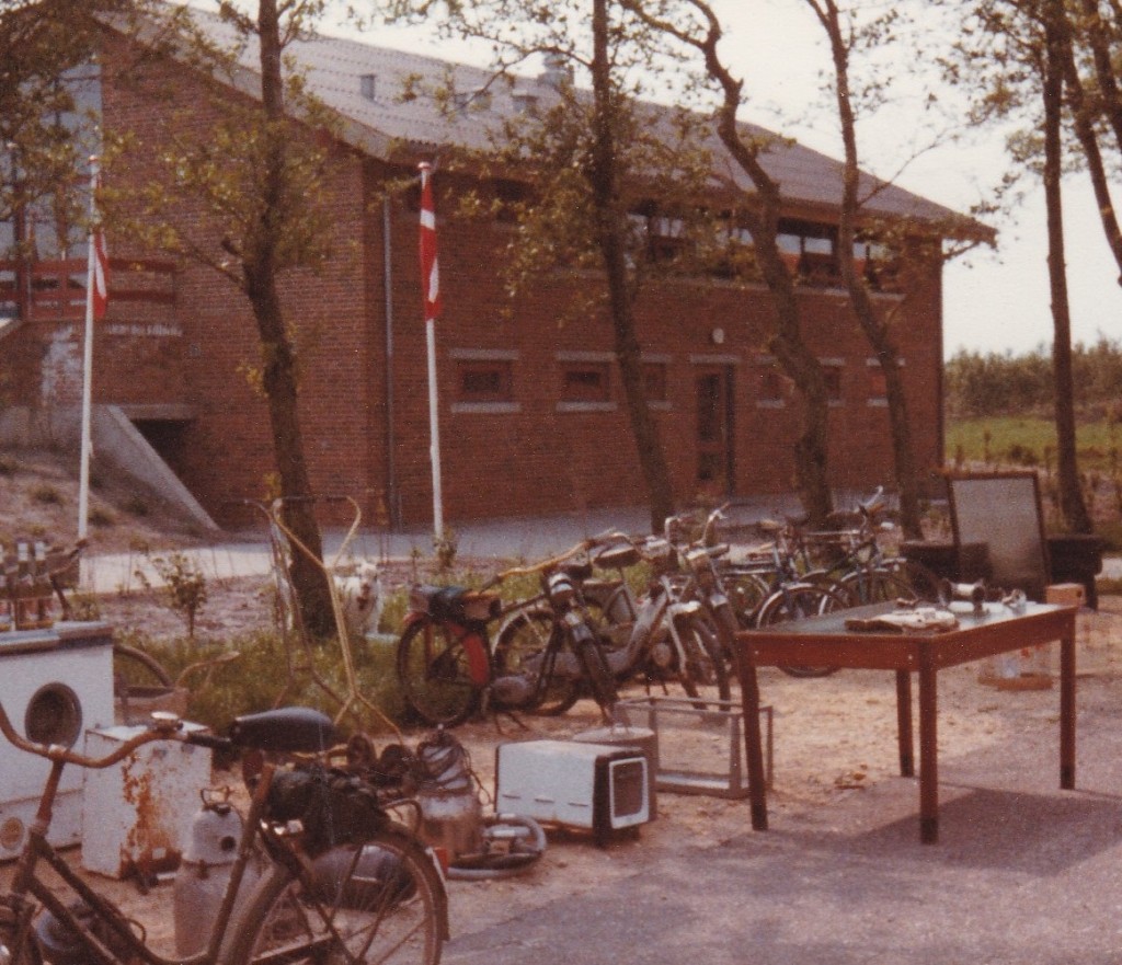 Loppemarked ved sognegården. 1982.
