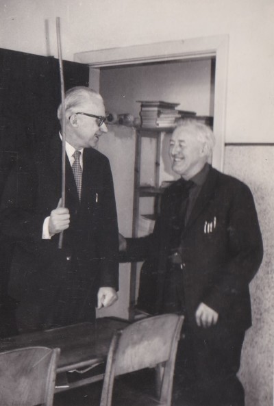 Lærer Andersen (tv) og førstelærer Berg (th) foreviget i en munter stund på Vind skole i begyndelsen af 1960'erne.