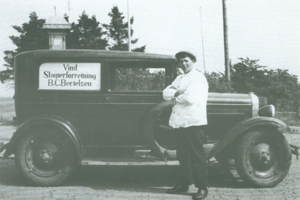 Slagter i Vind Stationsby, Bertel Christian Bertelsen (1898-1969) fotograferet ved sin vogn i slutningen af 1930'erne.