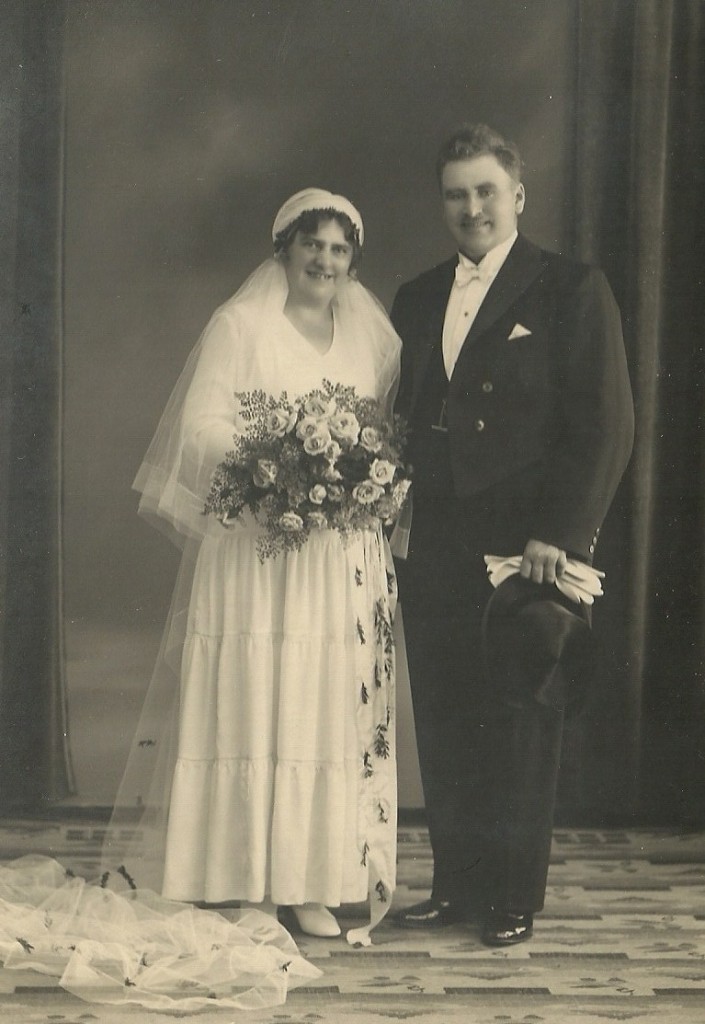 Jens Kristian Jensen Voldsted (f. 1896) og hans brud Anna Marie Kirstine Elisabeth (f. Hansen, 1895) fotograferet på deres bryllupsdag i 1932.