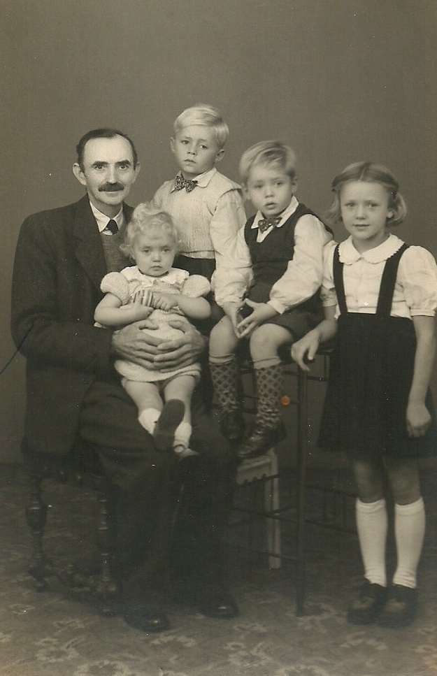 Esper Christian 'Blaabjerg' Nielsen (1882-1949) fotograferet med sine børnebørn, antageligvis omkring 1948. Fra venstre lille Aeiny Holt Nielsen (f. 1946), Christian Blaabjerg Nielsen (f. 1945), Karl Johan Nielsen (f. 1943) og Kirsten Holt Nielsen (f. 1940).