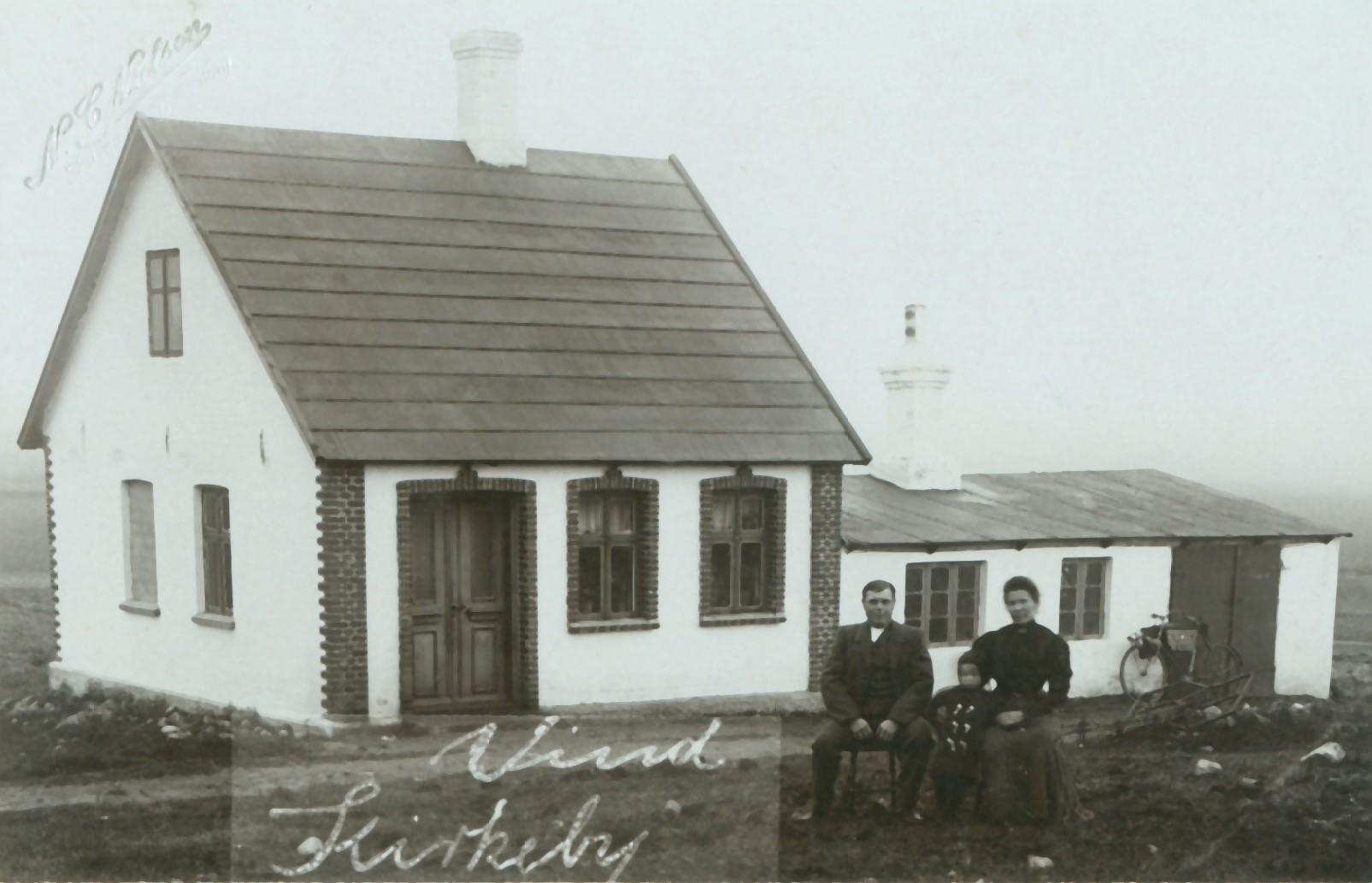 Smed i Vind Kirkeby, Esper Kjærgaard Jørgensen (1883-1969) fotograferet med sin hustru Anna Kathrine (f. Christensen, 1882-1953) og deres datter Jenny (1907-1913). Omkring 1910.