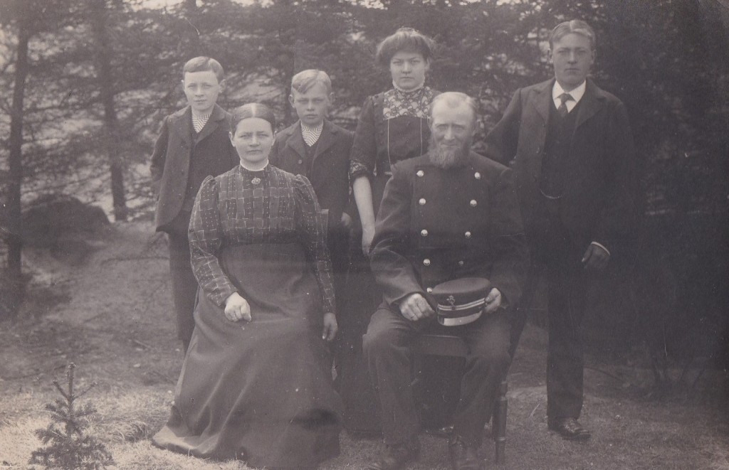  Johannes Mikkelsen (1858-1930) og Ane Marie (f. Kristensen, 1865-1947) fotograferet med fire af deres fem børn omkring 1910. Fra venstre ses Kristian Mikkelsen (1897-1975), Daniel Mikkelsen (1899-1976), Andersine Pouline (g. Bilgrav, 1892-1974) og Mikkel Peder Mikkelsen (1888-1981). Fraværende er datteren Sidsel Siliane (g. Egebjerg, 1894-1969).