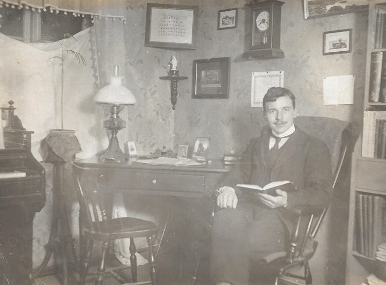 Enelærer ved Vind Skole i årene 1910-1921, Christen Christensen Norborg (1884-1934), fotograferet i sit arbejdsværelse. Årstal ukendt.