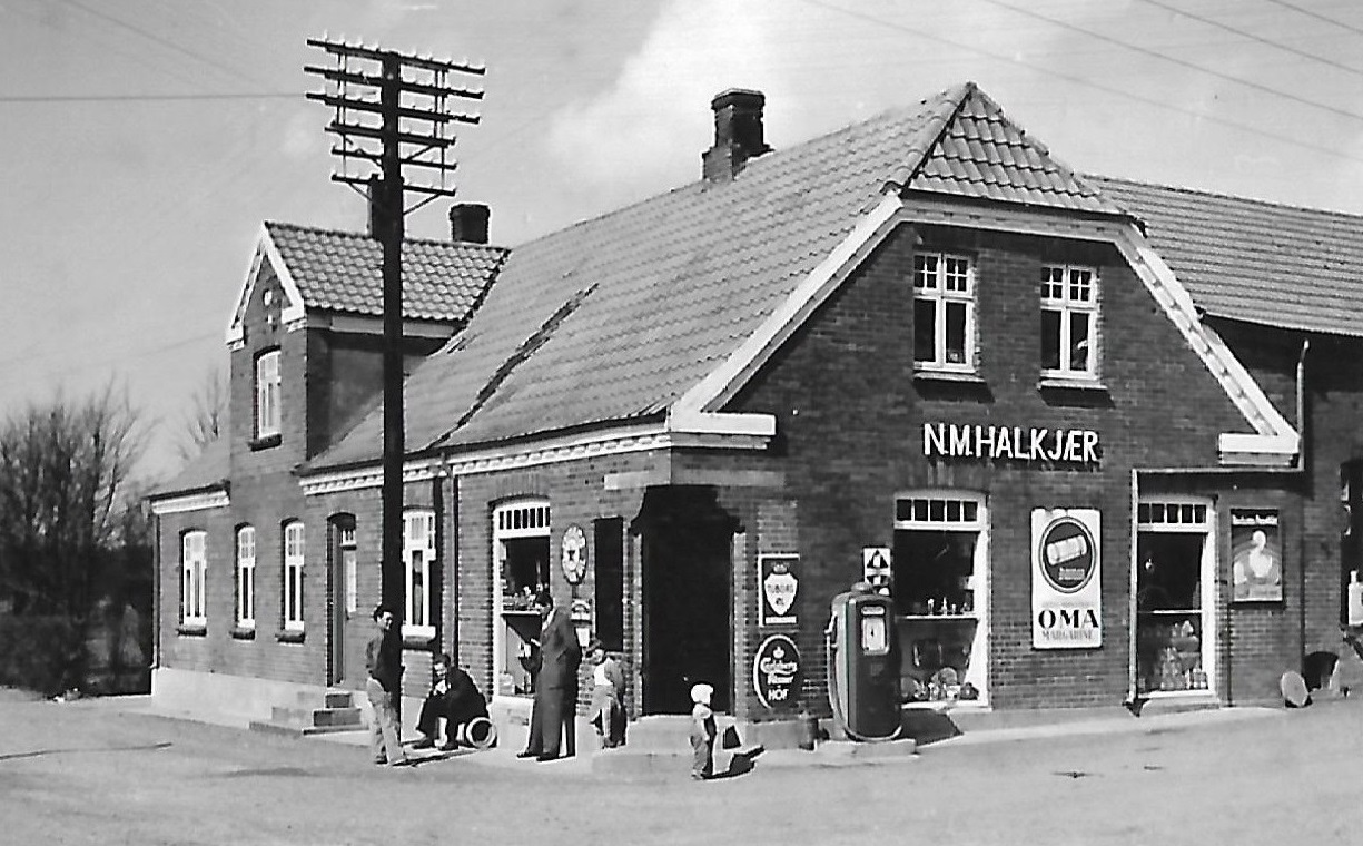 Købmand Halkjærs forretning, formentlig omkring 1950.