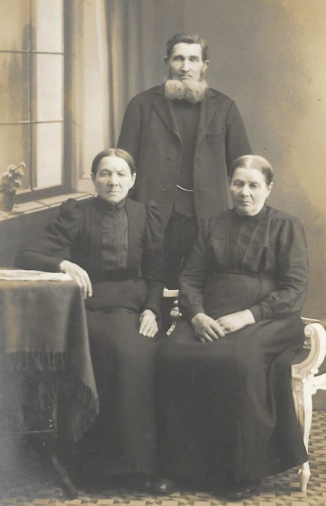 Snedker Niels Christian Kjær og hans to søstre, Johanne Christensen Larsen (f. Kjær) og Inger Christensen Pedersen (f. Kjær).