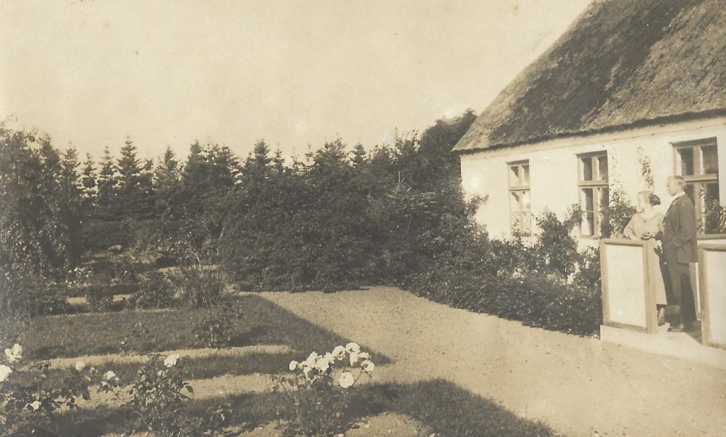 Haven bag Vind Skole, angiveligt 1922. Til højre står lærer i årene 1922-1926, Esbern Jespersen (1892-1983) med sin hustru Dagmar Hald Jespersen (f. Geertsen, 1901-1985).