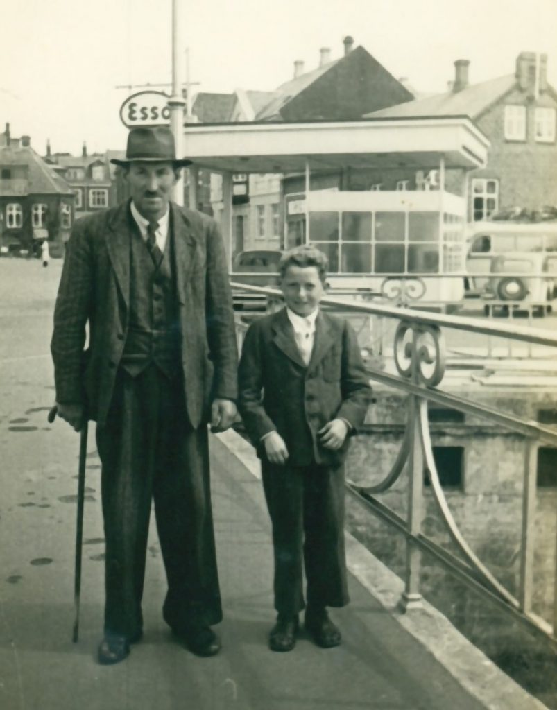 Gårdmand i Gl. Skold, Laurits Jacobsen med sønnen Ejner, fotograferet på Storebro i Holstebro i slutningen af 1940'erne.