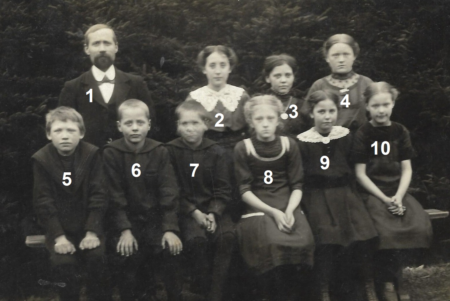 Stråsø Skole, angiveligt 1914. Klik på billedet for at se det i større format.