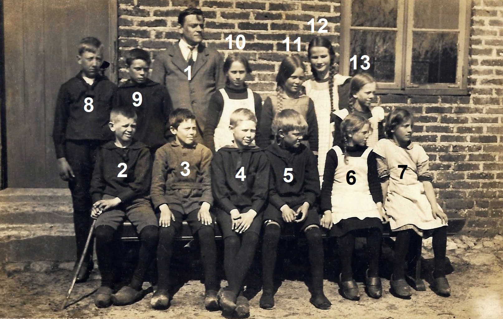 Stråsø Skole, omkring 1919. Klik på billedet for at se det i større format.