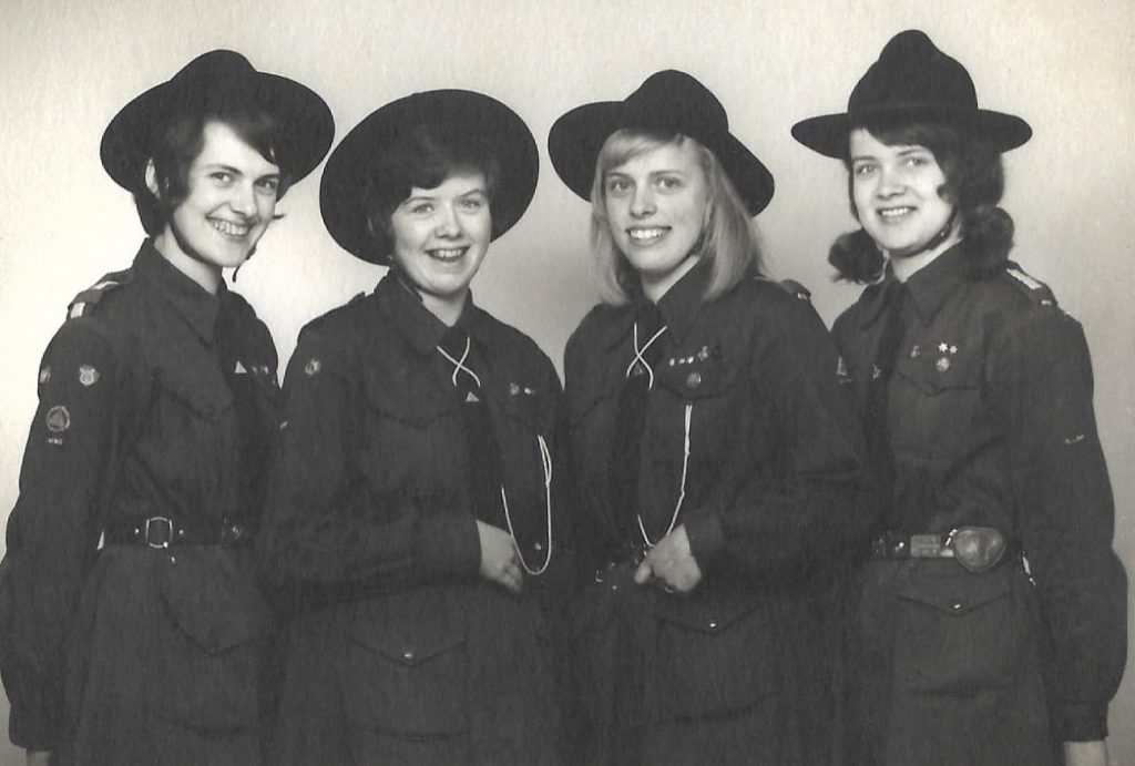 KFUK-spejdere fra Vind, fotograferet i 1963. Fra venstre Gunhild Troldtoft Jensen (Røjkærgård), Annelise Kirkegaard (Kirkegård), Gerda Troldtoft Jensen (Moesgård) og Karen Barbesgaard Præstholm (Vestertoft). 