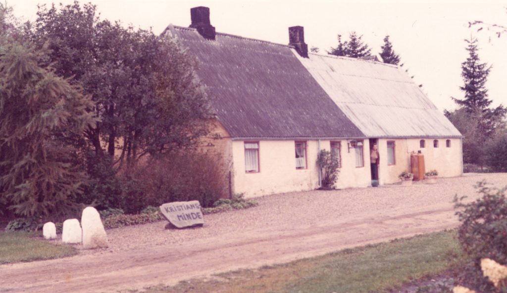 Kristiansminde fotograferet få år før nedrivningen og den efterfølgende genopførsel. I døren skimtes Ilse Damgaard.