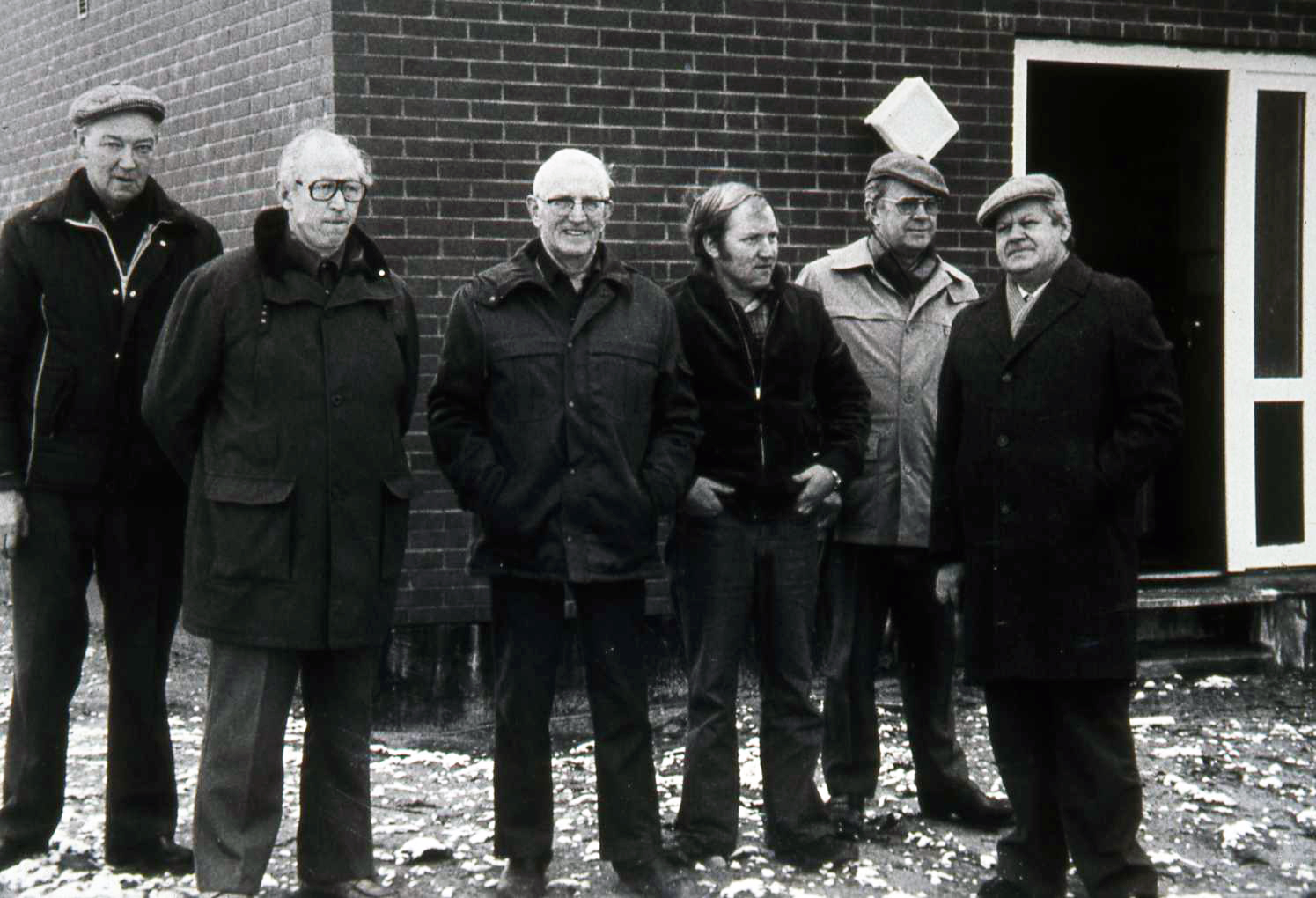6 "vandmænd" alias Vind Vandværks bestyrelse anno 1981. Fra venstre ses vognmand Tage Nielsen (1930-2006), fhv. mejeribestyrer Hans Rahbek (1920-1999), fhv. gårdmand Thue Gammelvind (1910-2000), dernæst nyvalgt bestyrelsesmedlem, smedemester Ejgil Bertelsen og afgående bestyrelsesmedlem, fhv. gårdmand Anker Larsen (1915-1983) samt købmand Knud Erik Halkjær (1930-1999).