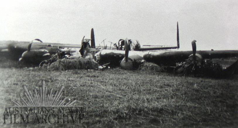 Det britiske Lancaster-fly fotograferet dagen efter styrtet ved Madum i 1942. Kilde: 'Australians At War Film Archive'.