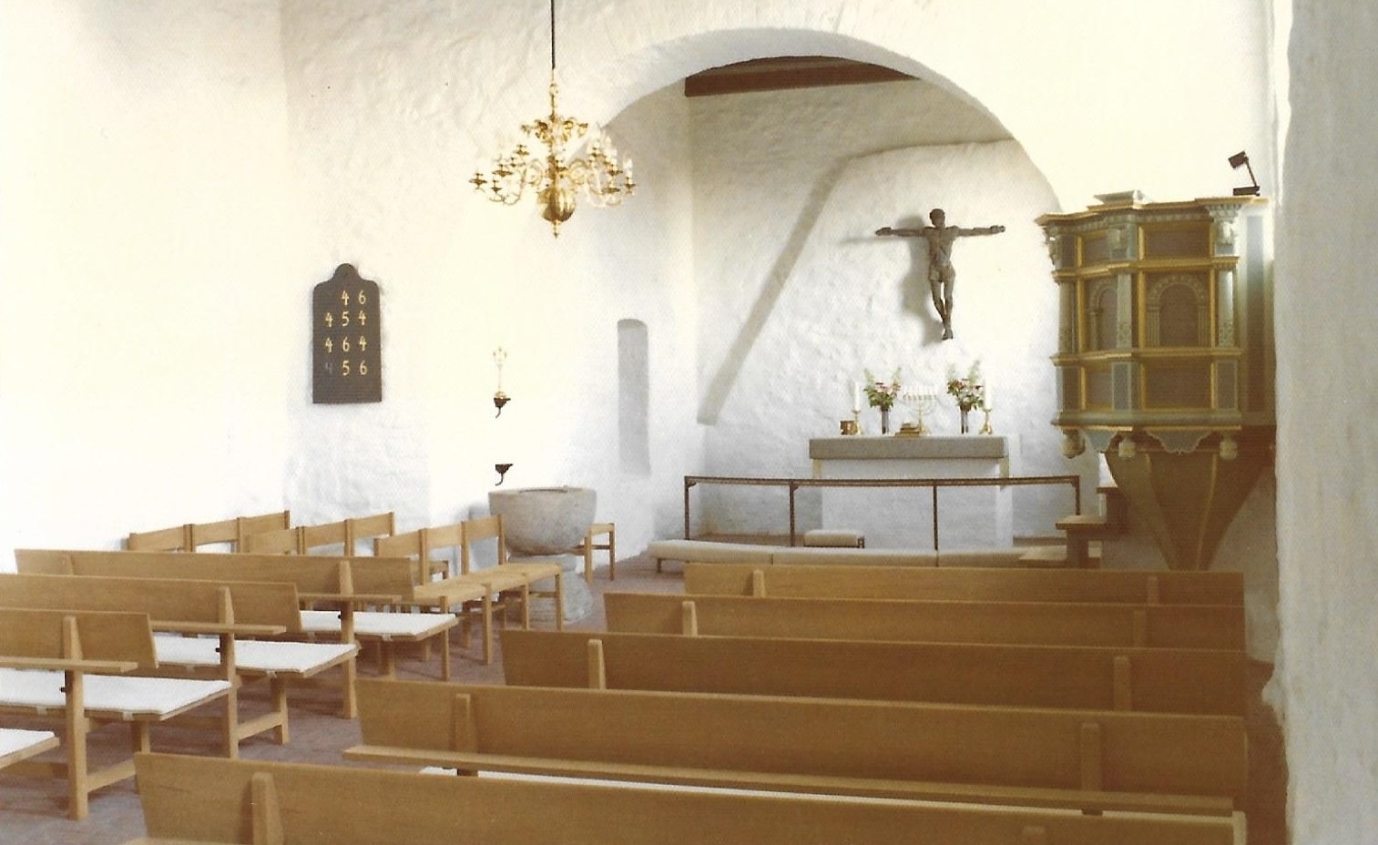 På dette billede af Vind Kirkes indre ses tydeligt egetræsbænkene, der i sin tid blev erhvervet for penge testamenteret af pastor Peter Blicher (1876-1958).