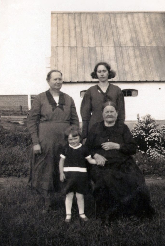 Fire generationer af familien Jacobsen, Troldtoft og Jensen, fotograferet i midten af 1930'erne.
