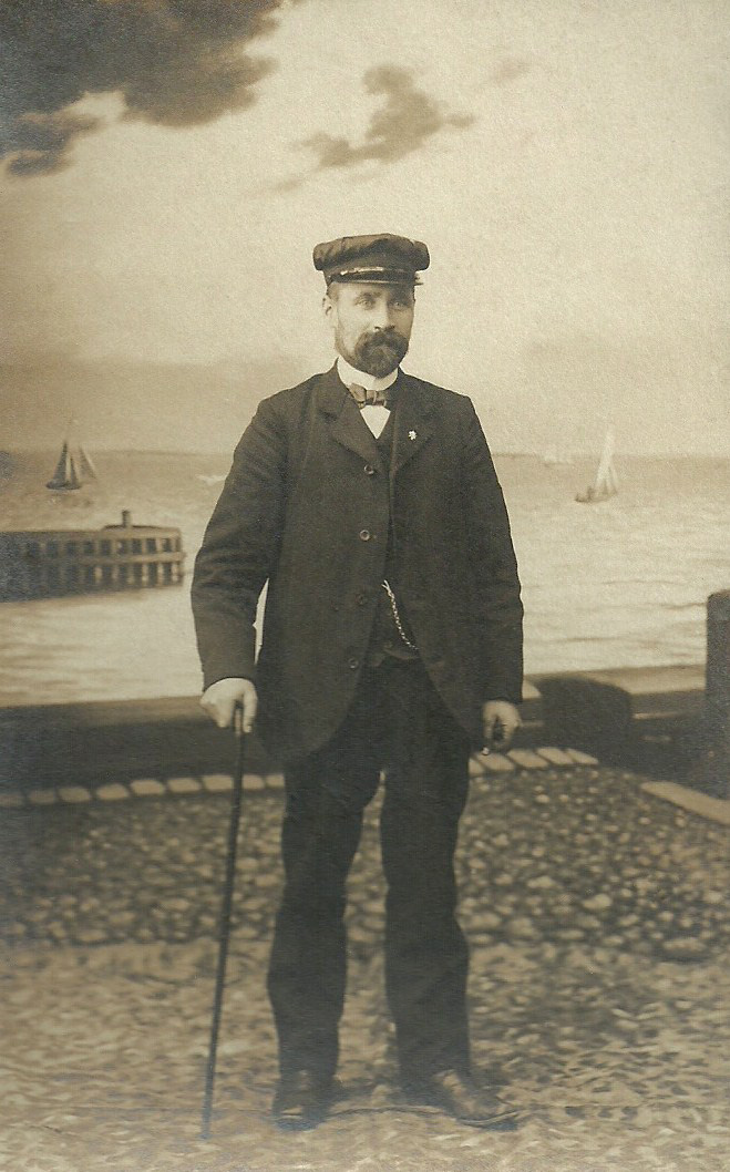 Mangeårig lærer ved Stråsø Skole, Niels Peter Larsen Straasø (1873-1947), fotograferet omkring 1910-1920 i tidstypisk fotoatelier.