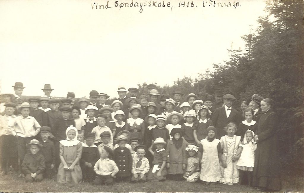 Søndagsskoleudflugt til Stråsø i 1918. Blandt de voksne i bageste række anes lærer Norborg og hans hustru Ane fra Vind Skole, plantør Tang og hans hustru Petrine fra Stråsøgård, købmand Jensen og hans hustru Ane Kathrine fra Vind Kirkeby, Mathilda og Georg Bredvig fra Brandtoft, Karen og Karl Kirkegaard fra Kirkegård, Mette Kirstine og Johannes Jensen fra Østergård, Eleonora og Ole Bjerg Mogensen fra Røjkjær m.fl.