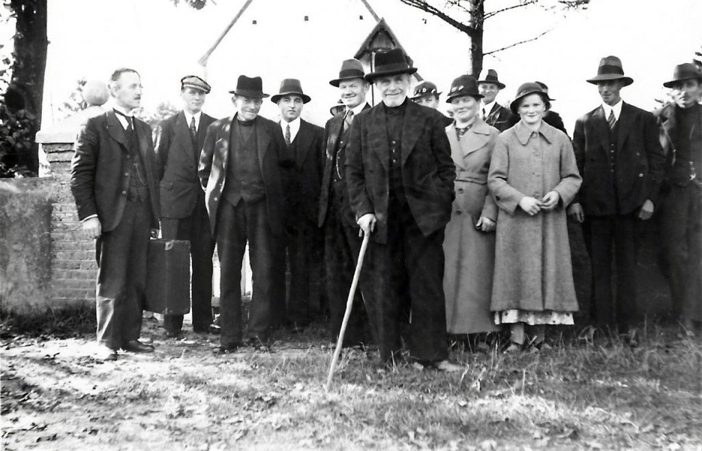 En lille gruppe af valgmenighedsmedlemmer fotograferet uden for Vind Kirke i slutningen af 1930'erne.