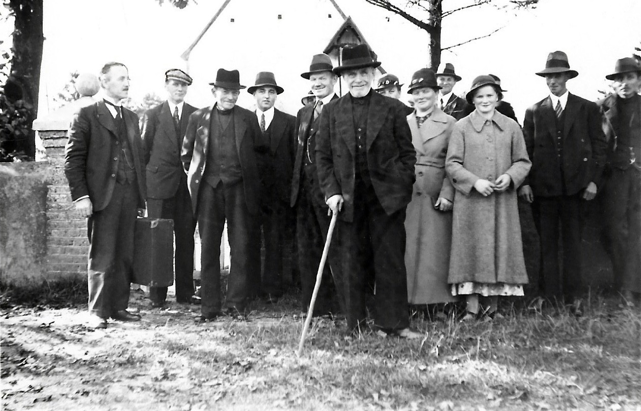 En lille gruppe af valgmenighedsmedlemmer fotograferet uden for Vind Kirke i 1937. Klik på billedet for at se det i større format.