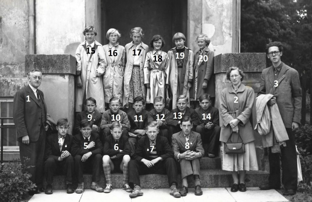 Elever fra Vind Skole på besøg i København i slutningen af 1950'erne. Billedet er taget på trappen foran feriehjemmet på Strandvejen i København, drevet af foreningen ‘Provinsbørns Ferieophold’.