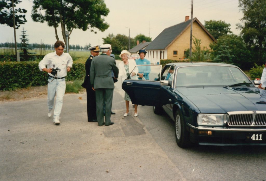 Dronning Ingrid fotograferet ved sin ankomst til Vind Kirkeby, 23. juni 1989.