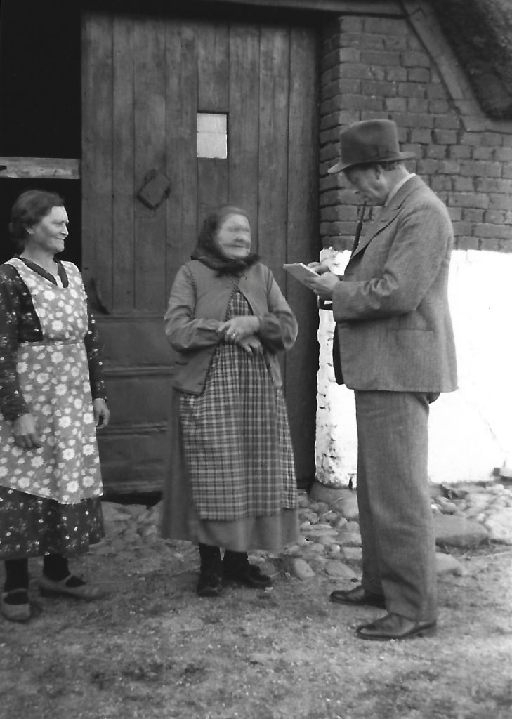 Esbern Jespersen i samtale med Mette Kirstine 'Stine Vinge' (f. Pedersen, 1849-1942) og hendes datter Petrine Damgaard (f. Jacobsen, 1883-1975).