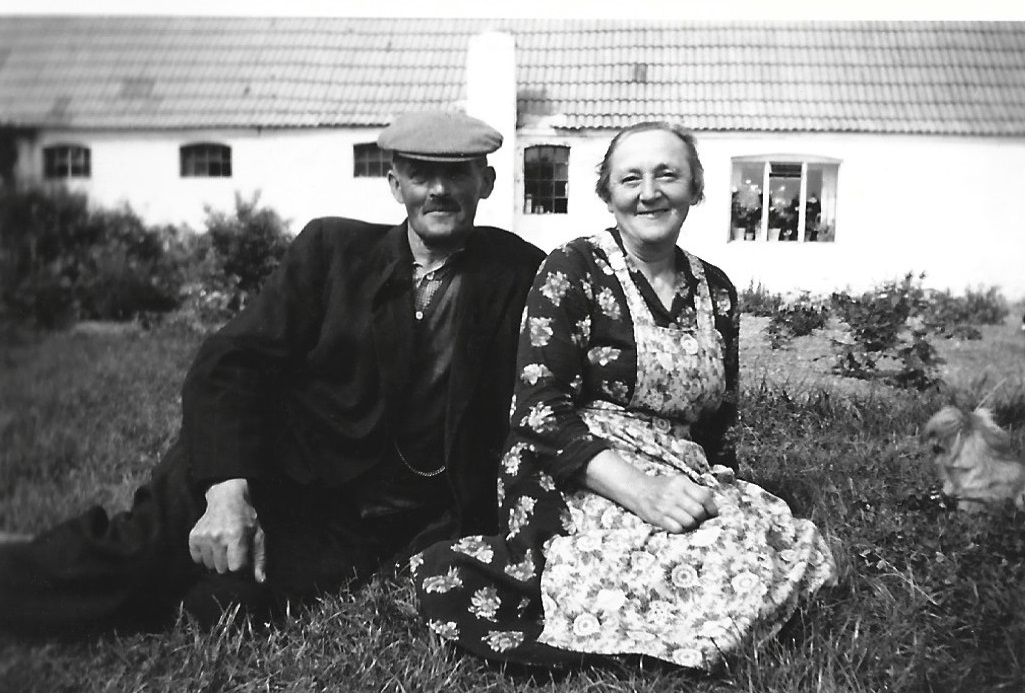 Karen og Albert Albertsen fotograferet i haven ved Damtofthus i begyndelsen af 1950’erne.