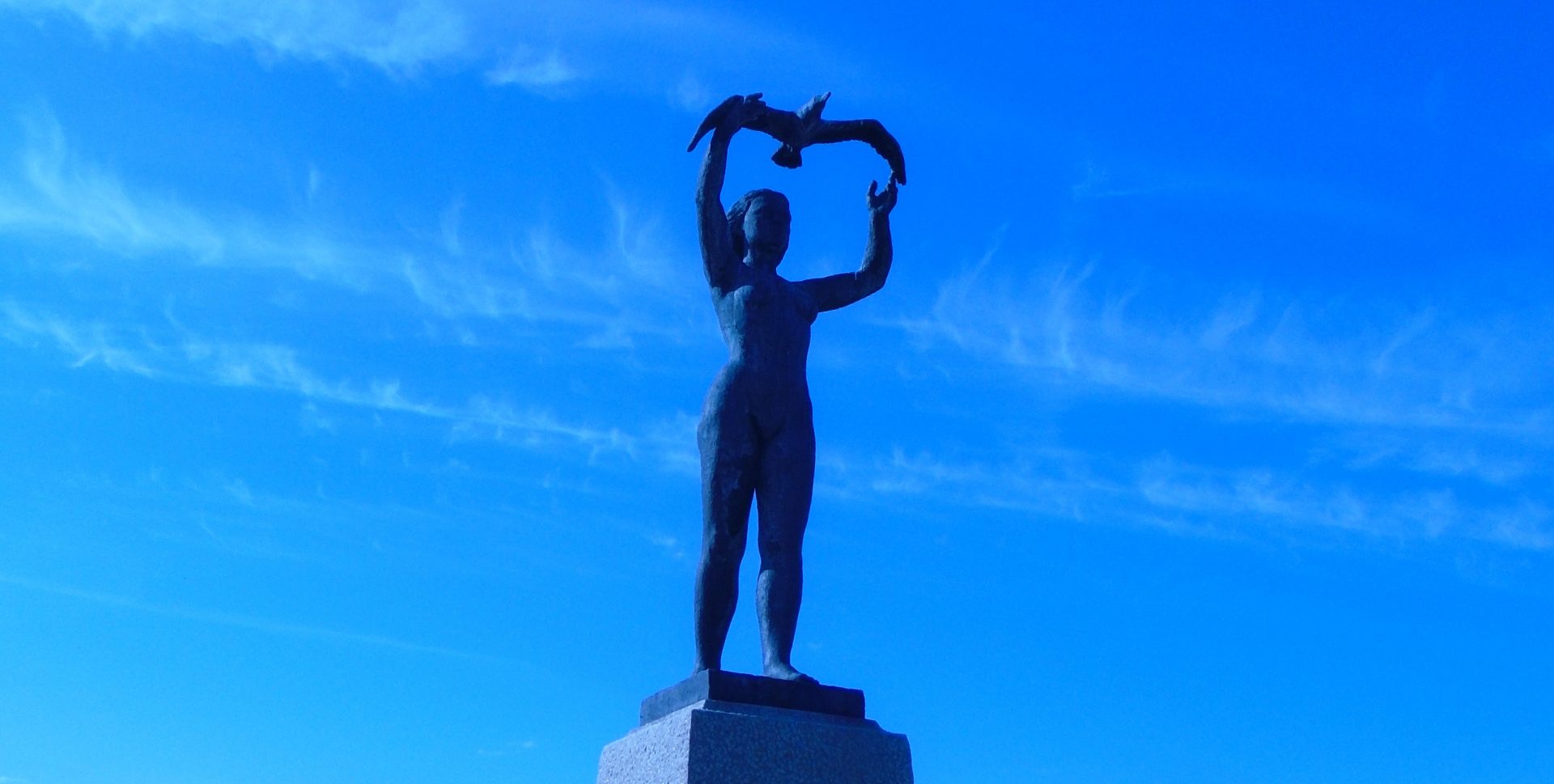 Skulpturen 'Sarpsborgpigen' på havnen i Struer.