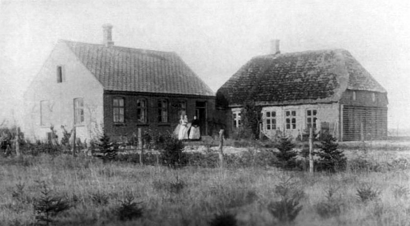 Agerfeld Skole, som den så ud i begyndelsen af 1900-tallet, med lærerbolig til venstre og skolestue til højre. Bemærk gymnastikribberne på gavlen.