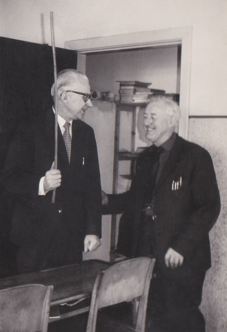 Lærer Andersen (tv) og førstelærer Berg (th) foreviget i en munter stund på Vind Skole i begyndelsen af 1960'erne. 