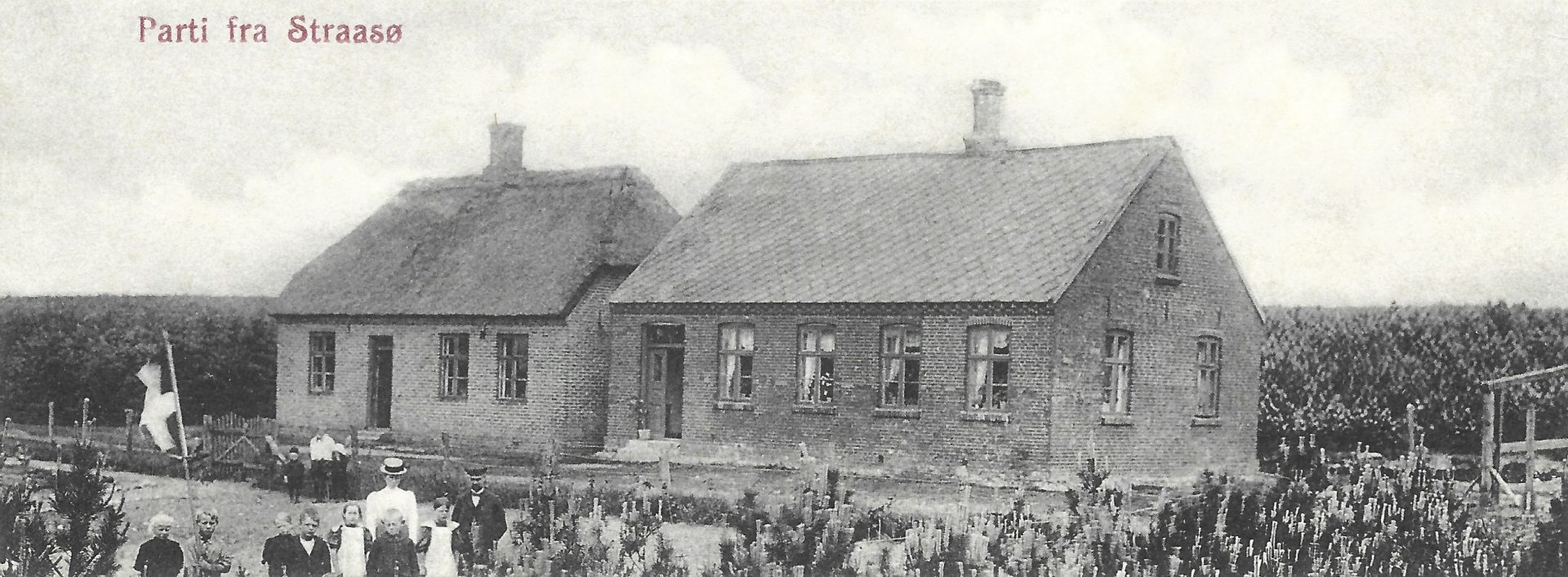 Stråsø Skole (til venstre) og lærerbolig (til højre). Postkortmotiv fra omkring 1910.
