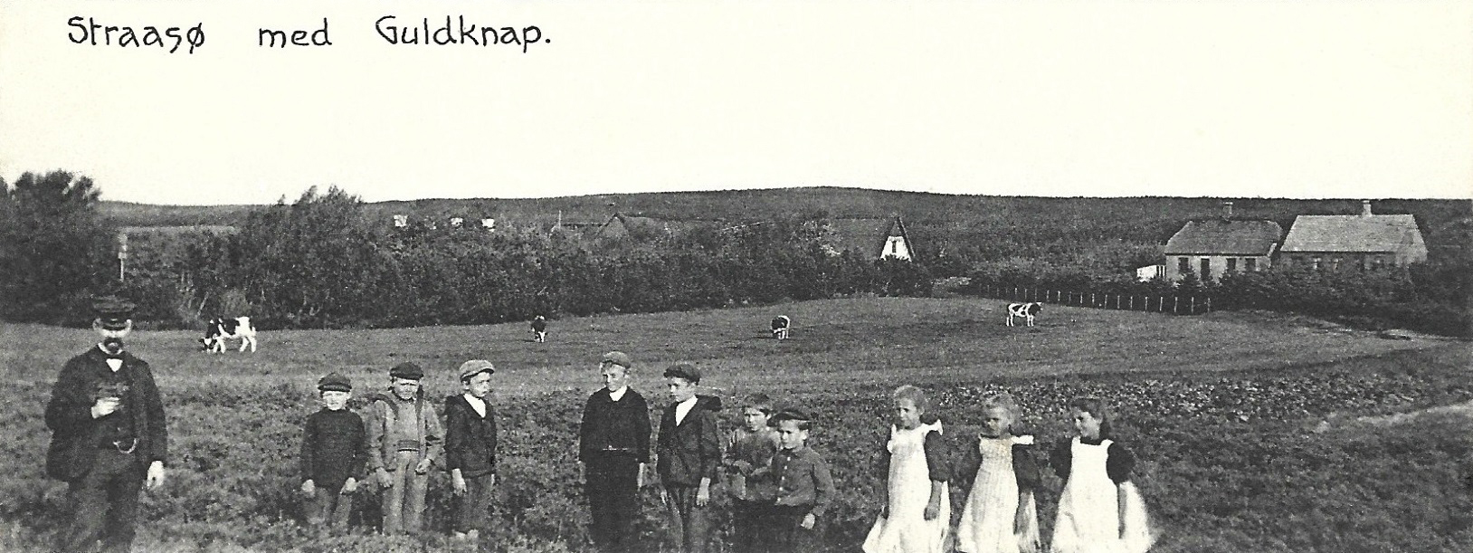 Udsigt over Stråsø -med skole og lærerbolig i baggrunden til højre. Postkortmotiv fra omkring 1910.