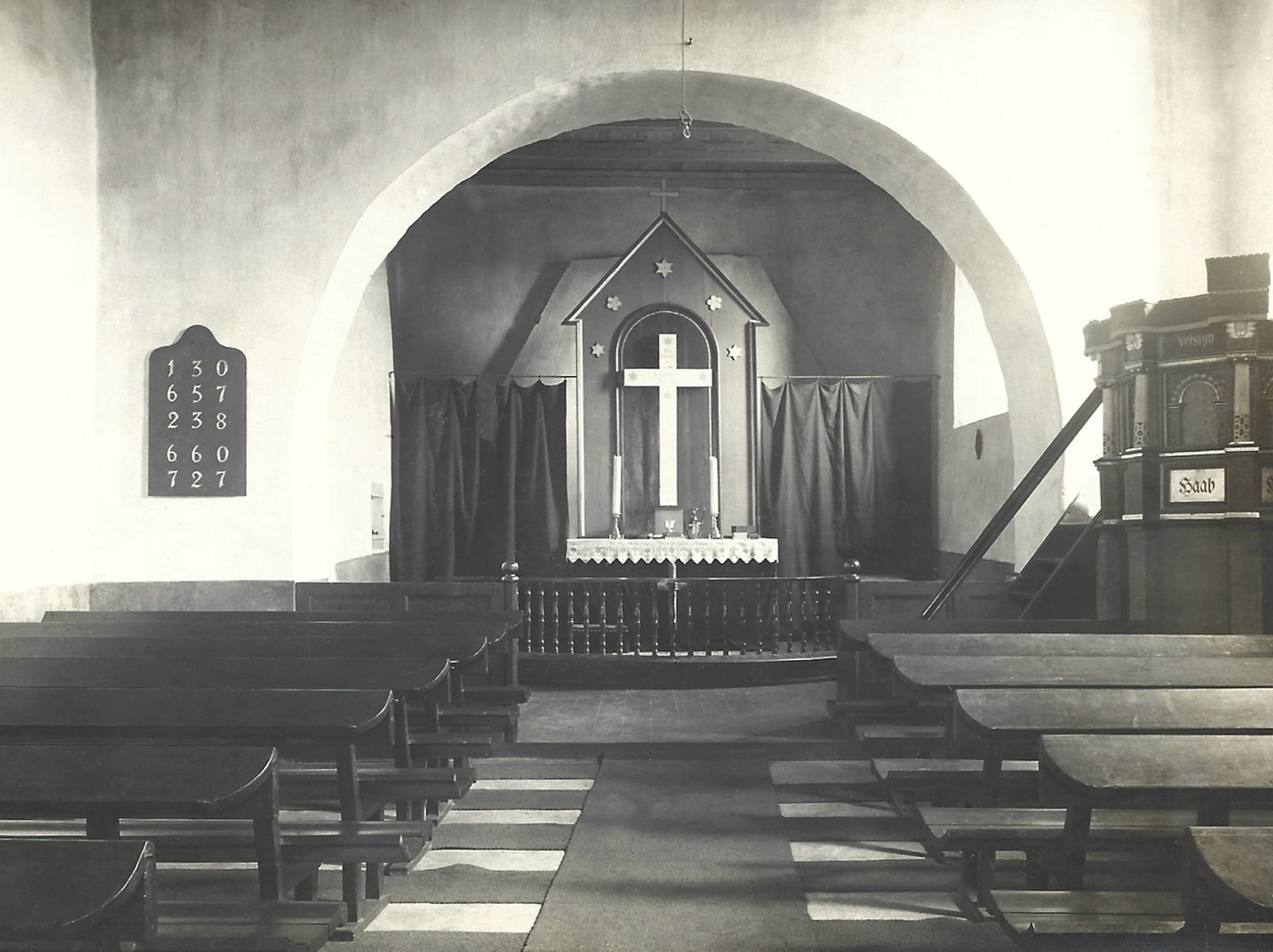 Vind Kirkes ældst kendte altertavle, anvendt indtil 1926.