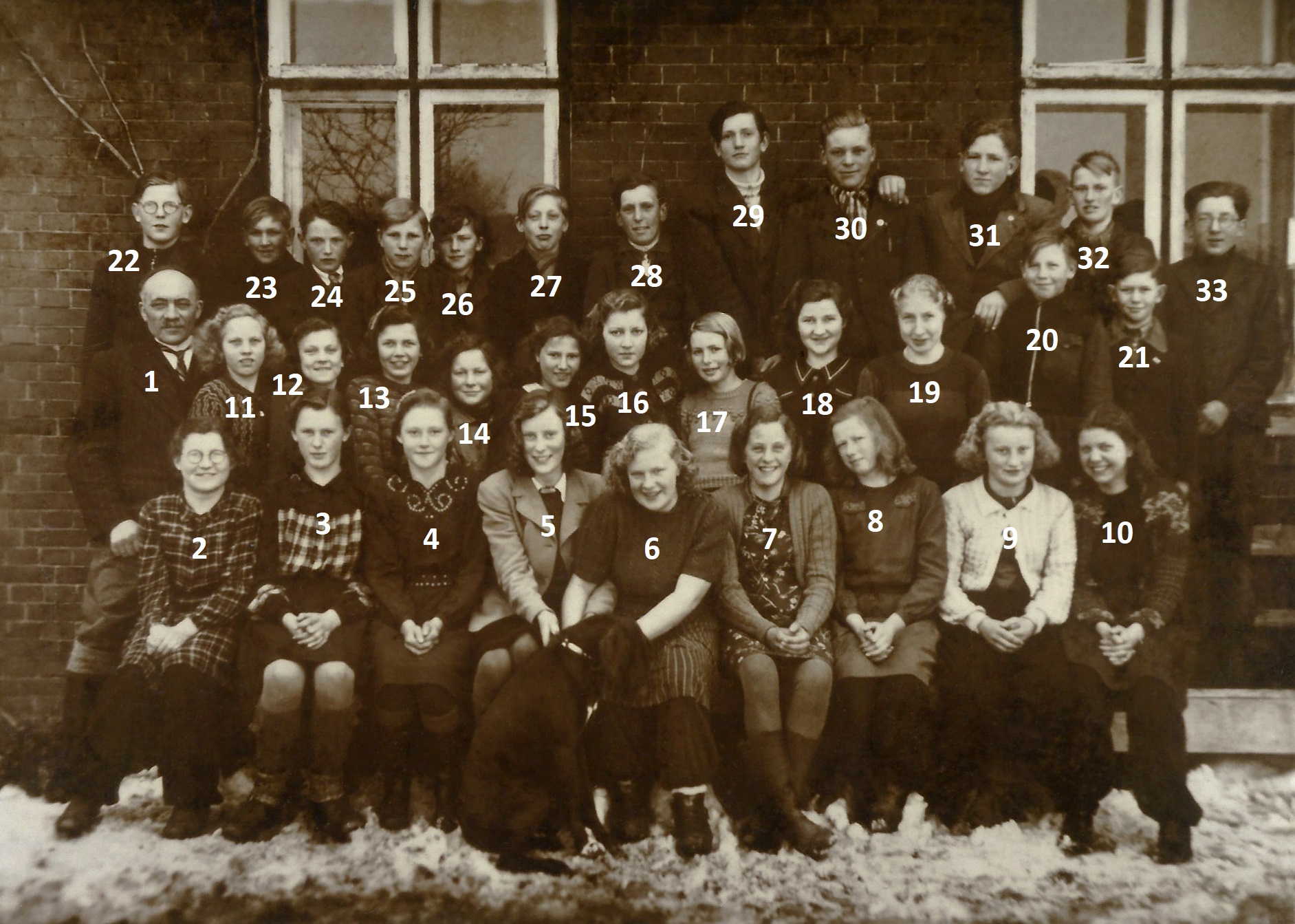 Sognemenighedens konfirmander fra Vinding og Vind fotograferet forud for deres konfirmation i marts 1947. Klik på billedet for at se det i stort format.