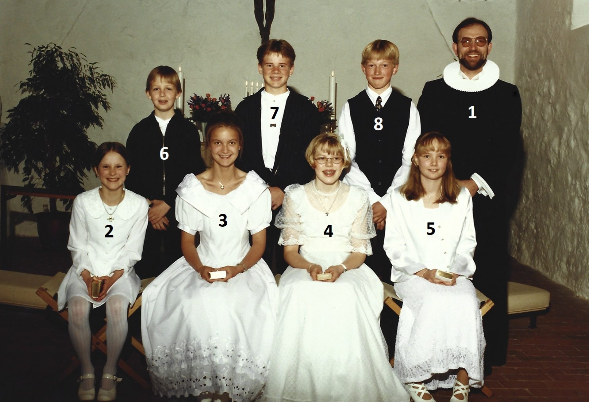 Sognemenighedens konfirmander i 1997, fotograferet i Vind Kirke. Klik på billedet for at se det i stort format.