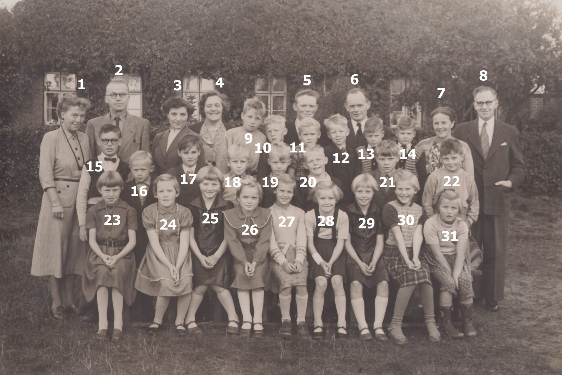 Agerfeld Skoles yngste klasse fotograferet i 1954 med medlemmer af skolekommissionen. Klik på billedet for at se det i større format.