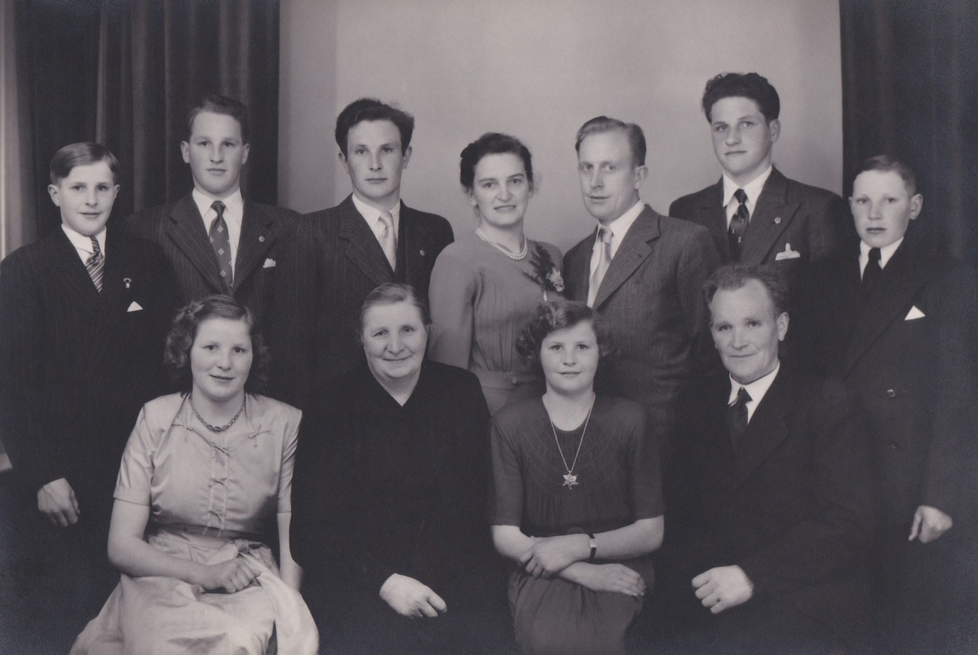 Statshusmand i Moselund, Peder Ferdinand Poulsen (1898-1973) og Ane Marie Poulsen (f. Christensen, 1899-1953) fotograferet med deres børn i forbindelse med deres sølvbryllup i 1952. Siddende forrest til venstre Emma Plougmann Poulsen (g. Nielsen) og Lilly Irene Poulsen (g. Mørch, 1937-2021) mellem forældrene. Stående fra venstre: Karl Erik Poulsen (1936-2010), Magnus Poulsen (1931-2000), Søren Nyborg Poulsen (1928-2019), Else Krista Lauridsen (f. Poulsen, 1923-2003) og hendes ægtemand Christian Evald Lauridsen (1919-2008), Jens Poulsen (1930-2010) og Viggo Poulsen (1933-2009).