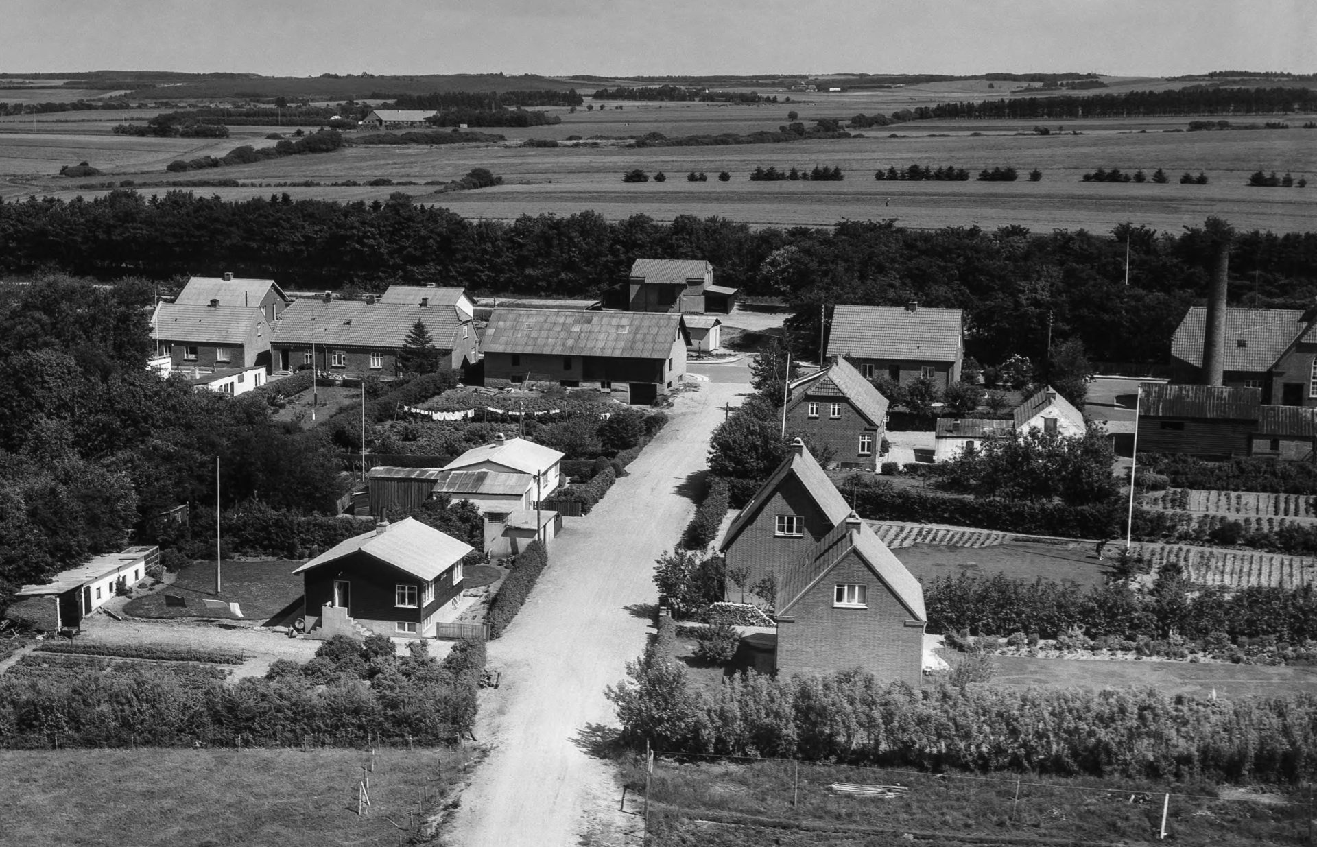 Engbo, nuværende Brombærvej 4, nederst til venstre. Kilde: Det Kgl. Biblioteks Luftbilledsamling, 1962.