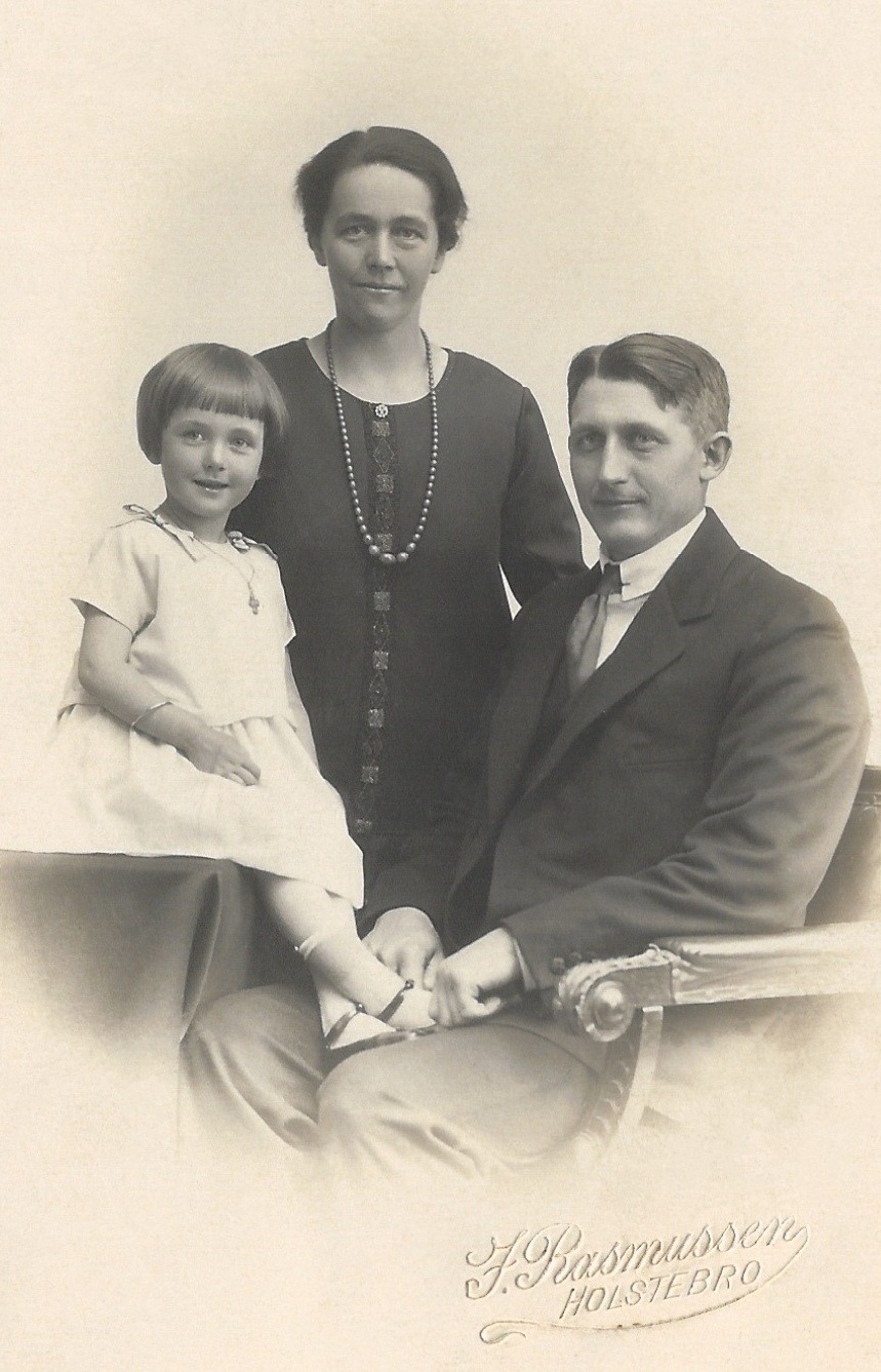 Vind Stationsbys første smed, Niels Rønberg Pedersen (1892-1976), fotograferet med sin hustru, Henriette Marie Pedersen (f. Mikkelsen, 1892-1973) og deres datter, Gerda Rønberg Pedersen (g. Hansen, 1922-1961). Omkring 1925.